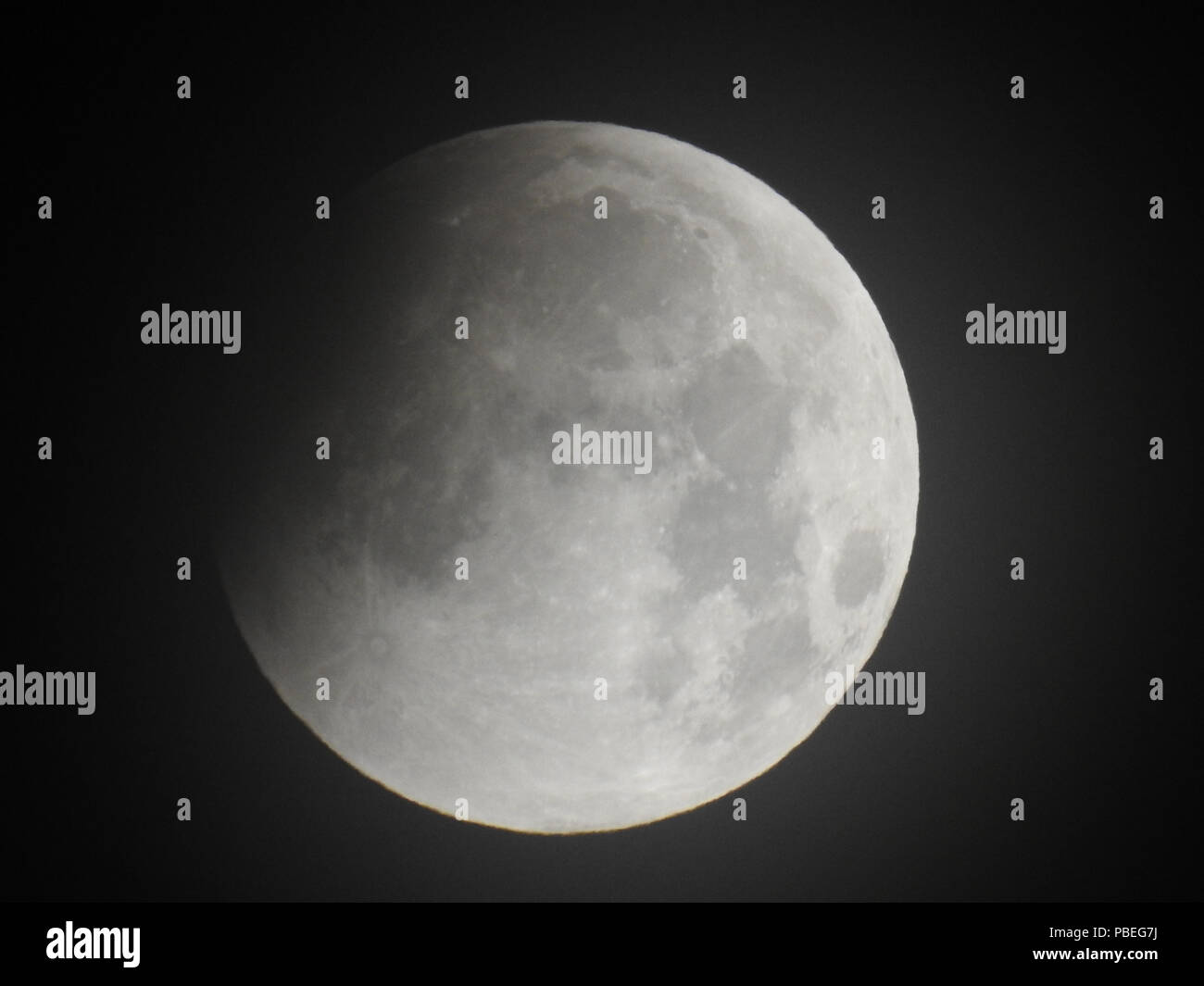 Guizhou,Guizhou,Cina,28 luglio 2018. Alle ore 2 di questa mattina la festa astronomica del secolo - la più lunga eclissi lunare totale è apparso all'orizzonte. Credit:Costfoto/Alamy Live News Foto Stock