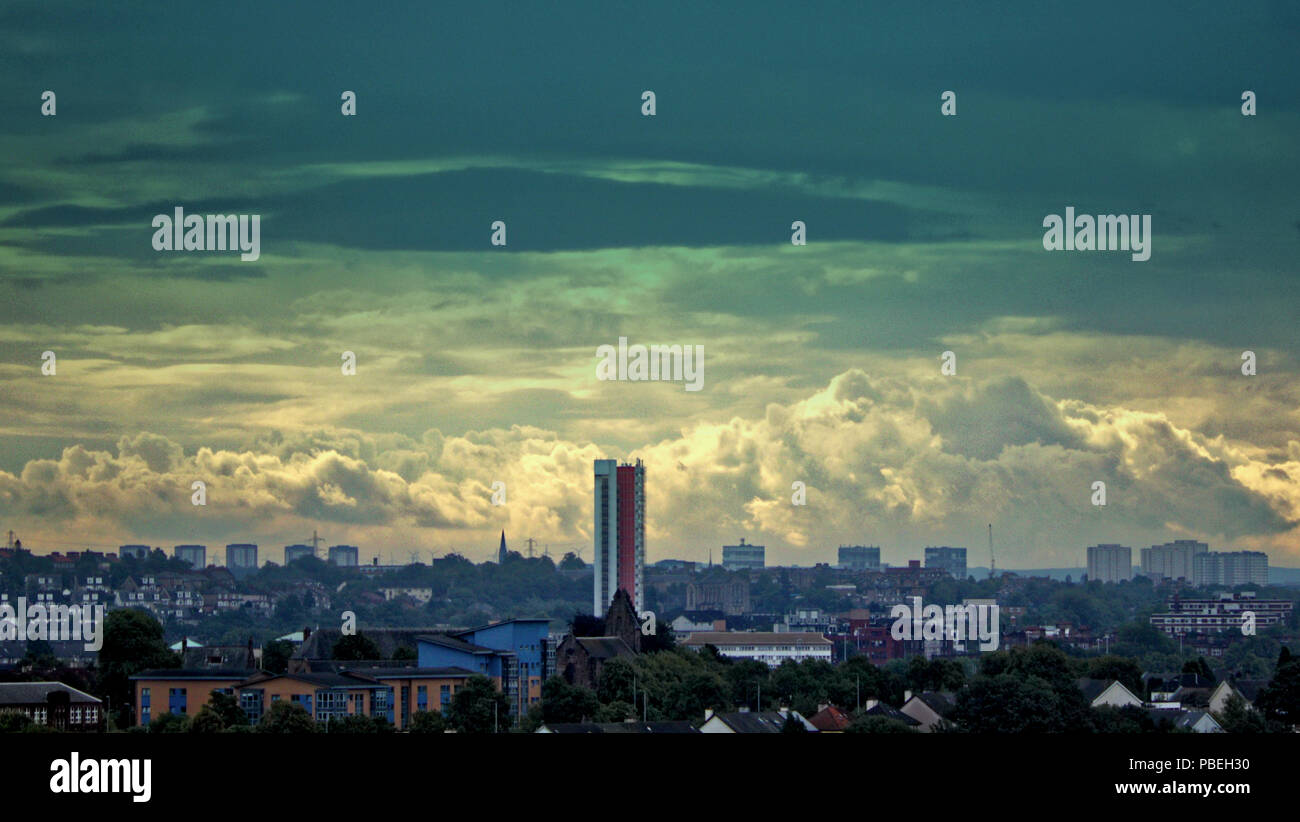 Glasgow, Scotland, Regno Unito 28 luglio. Regno Unito: condizioni atmosferiche mutevoli giornata con nuvole temporalesche a ovest della città oltre la torre Anniesland il più alto edificio elencato in Scozia. Gerard Ferry/Alamy news Foto Stock