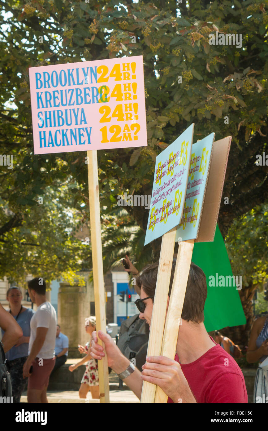 Londra, Regno Unito. 27 Luglio, 2018. I festaioli protestare contro le nuove regole di licenza al di fuori di Hackney Municipio Credito: Zefrog/Alamy Live News Foto Stock