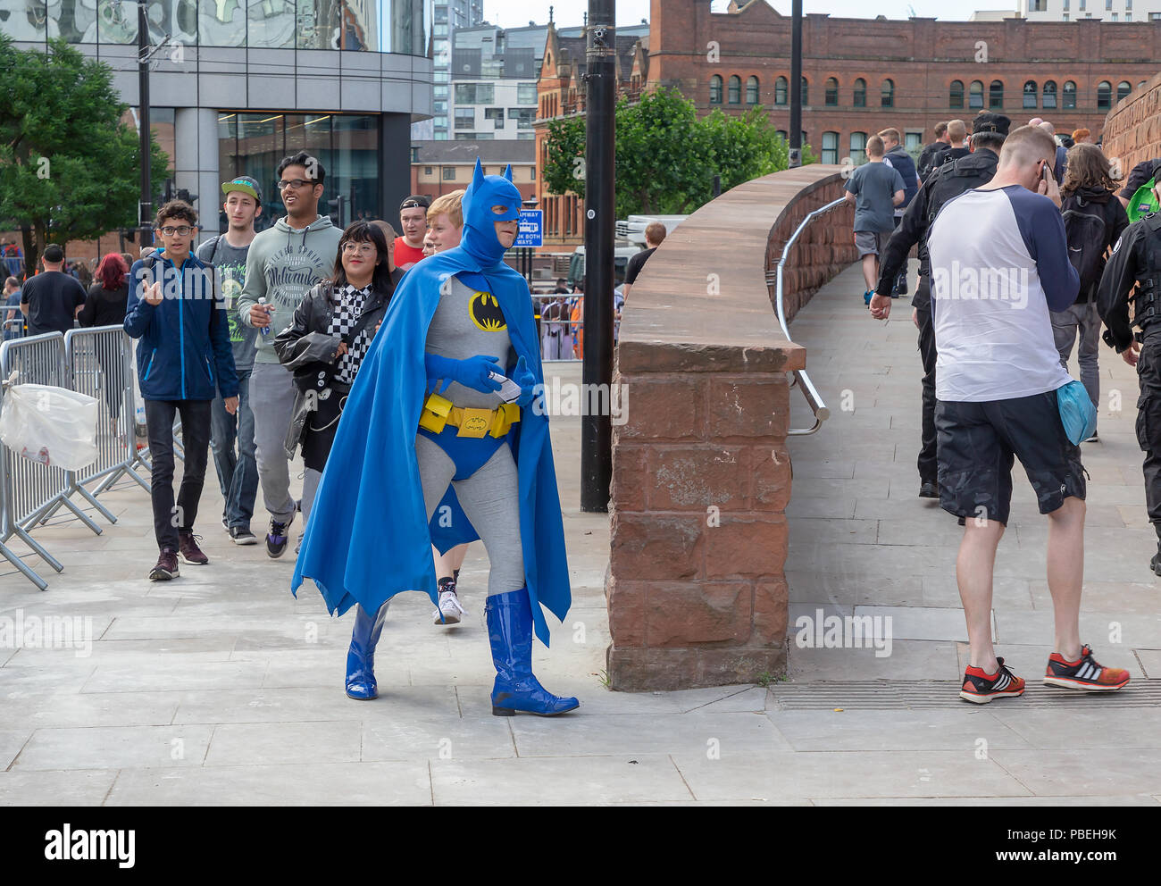 28 Luglio 2018 - In mezzo alle strette misure di sicurezza in risposta ai recenti avvenimenti in Manchester, Manchester Central ha aperto le sue porte al Manchester fumetto.Cost. Particolare attenzione è stata data alla " armi " che il centinaio di super eroi appassionati hanno portato con loro per avere una giornata di divertimento a comprare alcuni nuovi fumetti e vedere e avere le foto scattate con i loro attori preferiti e ascoltare come essi sono stati intervistati in uno dei molti stadi Foto Stock