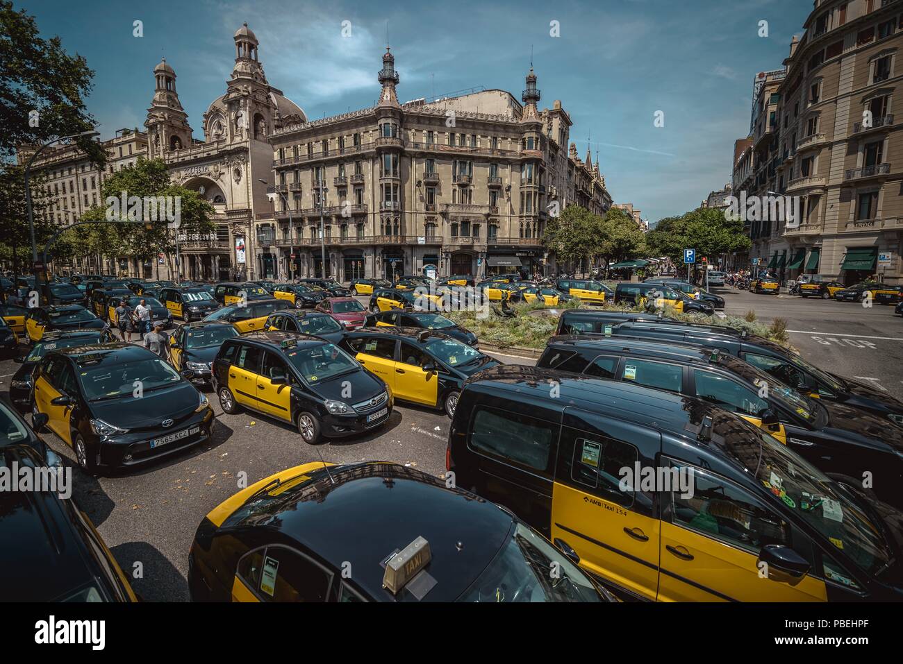 Barcellona, Spagna. 28 Luglio 2018: Taxi driver un blocco di giunzione nevralgici nel centro della città di Barcellona per protestare contro il crescente uso di ride-salutando i servizi che essi considerano una concorrenza sleale nel corso di un numero illimitato di sciopero. Credito: Matthias Oesterle/Alamy Live News Foto Stock