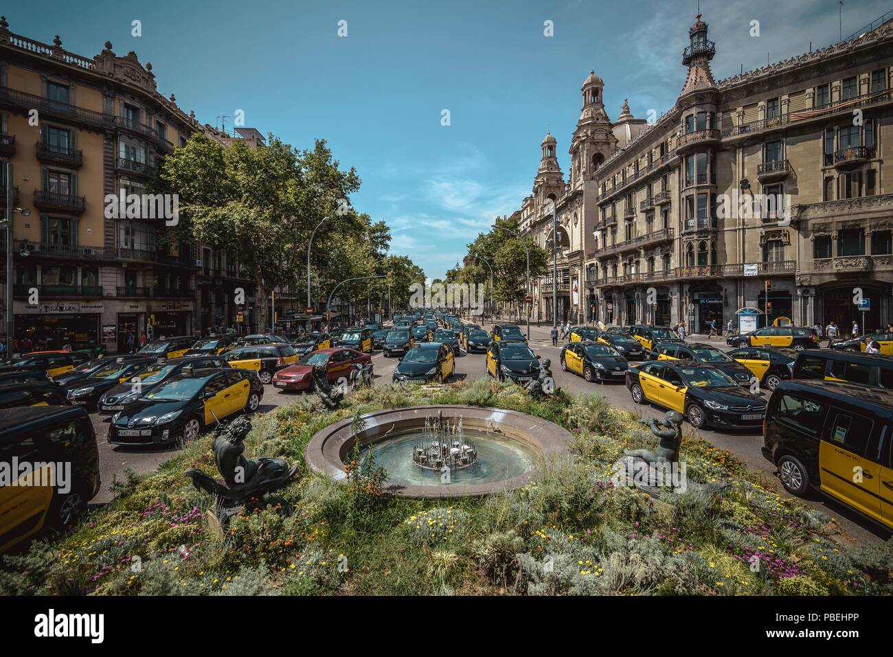 Barcellona, Spagna. 28 Luglio 2018: Taxi driver un blocco di giunzione nevralgici nel centro della città di Barcellona per protestare contro il crescente uso di ride-salutando i servizi che essi considerano una concorrenza sleale nel corso di un numero illimitato di sciopero. Credito: Matthias Oesterle/Alamy Live News Foto Stock