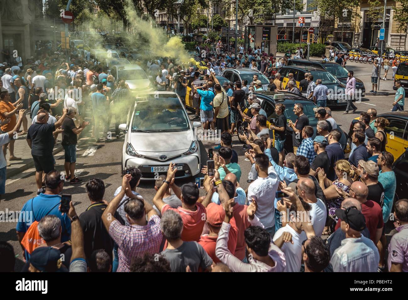 Barcellona, Spagna. 28 Luglio 2018: Taxi driver un blocco di giunzione nevralgici nel centro della città di Barcellona per protestare contro il crescente uso di ride-salutando i servizi che essi considerano una concorrenza sleale nel corso di un numero illimitato di sciopero. Credito: Matthias Oesterle/Alamy Live News Foto Stock