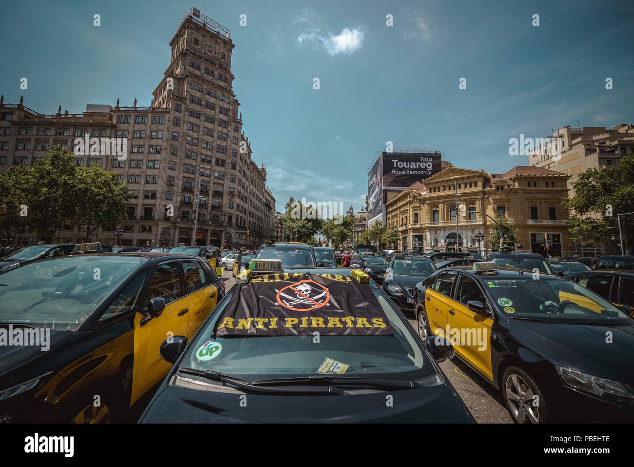Barcellona, Spagna. 28 Luglio 2018: Taxi driver un blocco di giunzione nevralgici nel centro della città di Barcellona per protestare contro il crescente uso di ride-salutando i servizi che essi considerano una concorrenza sleale nel corso di un numero illimitato di sciopero. Credito: Matthias Oesterle/Alamy Live News Foto Stock