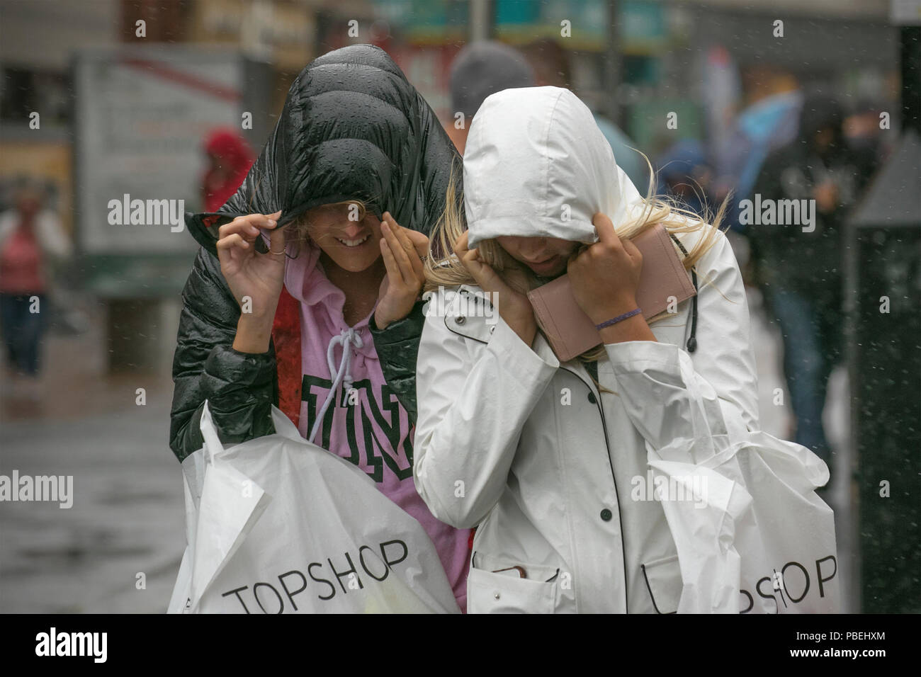 Blackpool, Lancashire, Regno Unito Meteo. 28/07/2018. Pioggia e vento forte al litorale con gales previsioni per più tardi nella giornata. Credito: MediaWorldImages/AlamyLiveNews Foto Stock