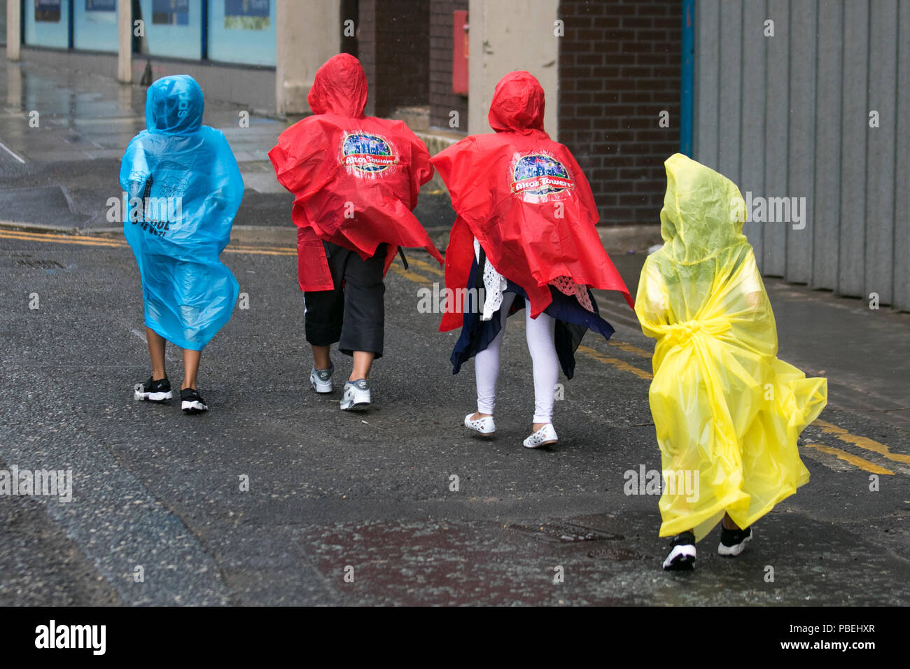 Blackpool, Lancashire, Regno Unito Meteo. 28/07/2018. Pioggia e vento forte al litorale con gales previsioni per più tardi nella giornata. Credito: MediaWorldImages/AlamyLiveNews Foto Stock