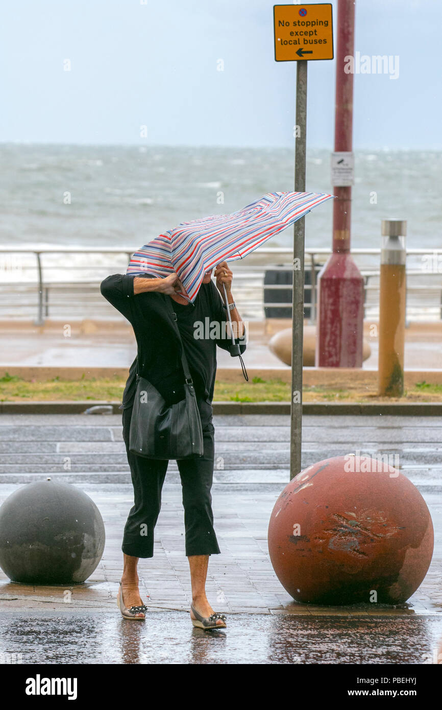 Blackpool, Lancashire, Regno Unito Meteo. 28/07/2018. Pioggia e vento forte al litorale con gales previsioni per più tardi nella giornata. Credito: MediaWorldImages/AlamyLiveNews Foto Stock