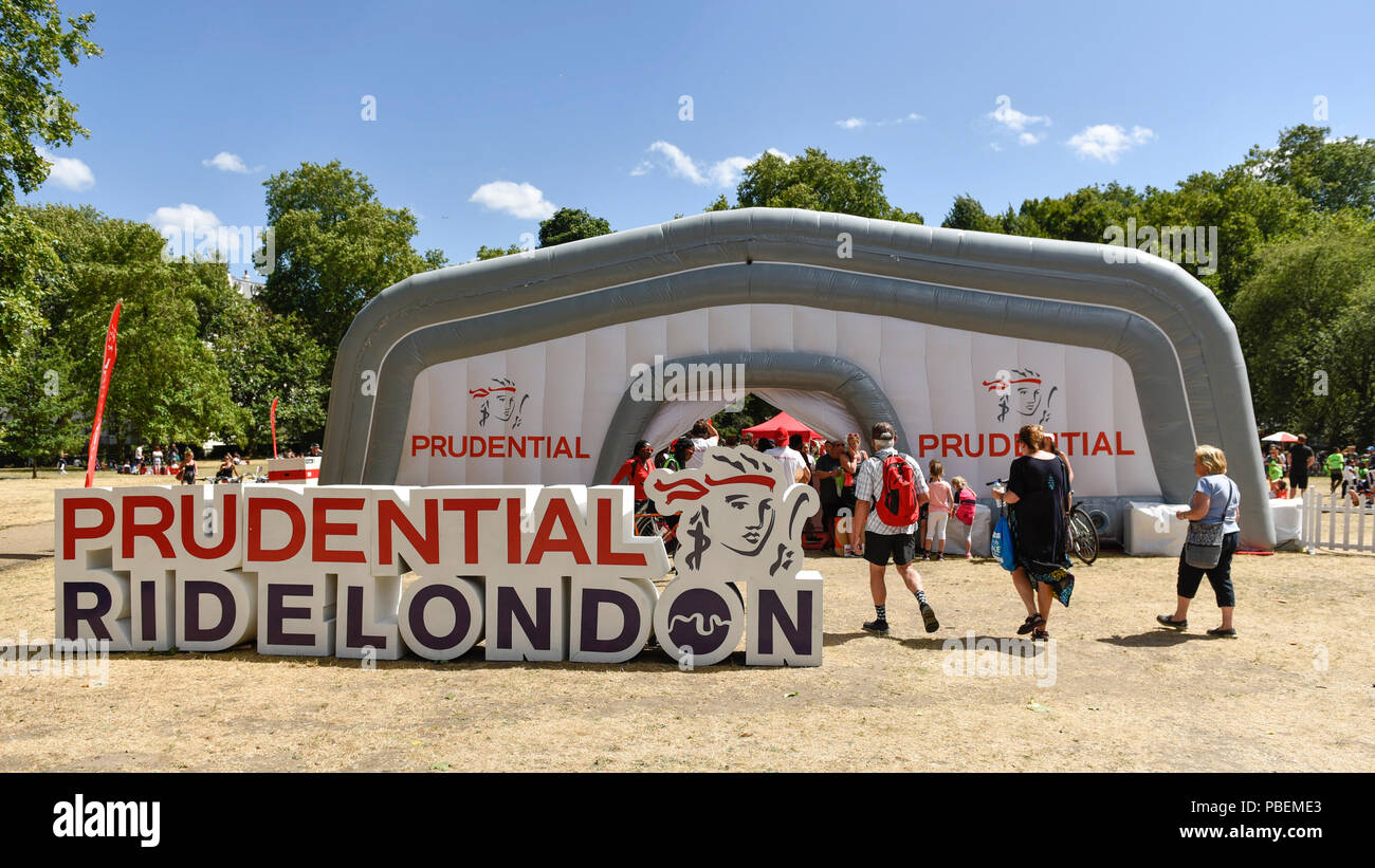 Londra, Regno Unito. Il 28 luglio 2018. Un RideLondon prudenziali attrazione è impostato in un parco verde zona del festival, uno dei sette di tali zone nella capitale, durante RideLondon prudenziali FreeCycle, dove i membri del pubblico ride a circa 8 miglio corso nel centro della capitale, tenendo in i punti di riferimento iconici en route. La manifestazione fa parte di Prudential RideLondon la due giorni di celebrazione del ciclismo con oltre centomila persone che partecipano nel corso del fine settimana. [Solo uso editoriale] Credit: Stephen Chung / Alamy Live News Foto Stock