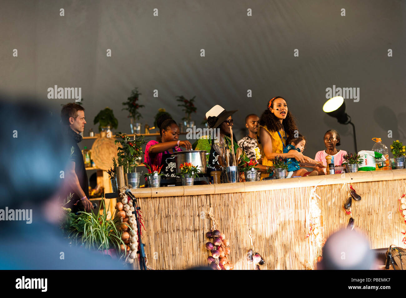 WOMAD Festival, Charlton Park, Wiltshire, Regno Unito. Il 28 luglio 2018. Scene a WOMAD 2018, il festival di musica, arte e danza. Come il British ondata di caldo viene fornito ad una brusca fine, i frequentatori del festival godere intermittente di tuoni, forti venti e sole splendente. Credito: Francesca Moore/Alamy Live News Foto Stock