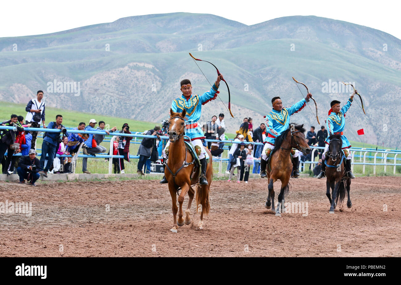 Sunan, la Cina della provincia di Gansu. 28 Luglio, 2018. Eseguire cavalieri ippica durante un tradizionale delle minoranze etniche sport riunione tenutasi presso un ippodromo in Sunan Yugur contea autonoma, a nord-ovest della Cina di Provincia di Gansu, 28 luglio 2018. Credito: Wang Jiang/Xinhua/Alamy Live News Foto Stock