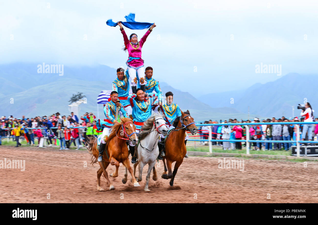 Sunan, la Cina della provincia di Gansu. 28 Luglio, 2018. Eseguire cavalieri ippica durante un tradizionale delle minoranze etniche sport riunione tenutasi presso un ippodromo in Sunan Yugur contea autonoma, a nord-ovest della Cina di Provincia di Gansu, 28 luglio 2018. Credito: Wang Jiang/Xinhua/Alamy Live News Foto Stock