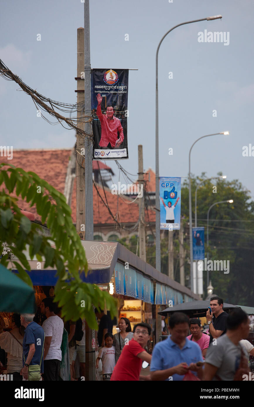 Siem Reap Cambogia, Sabato, 28 Luglio 2018: cambogiano di campagna elettorale manifesti in Siem Reap. I sondaggi aperti domenica 29 luglio. Credito: Nando Machado/Alamy Live News Foto Stock