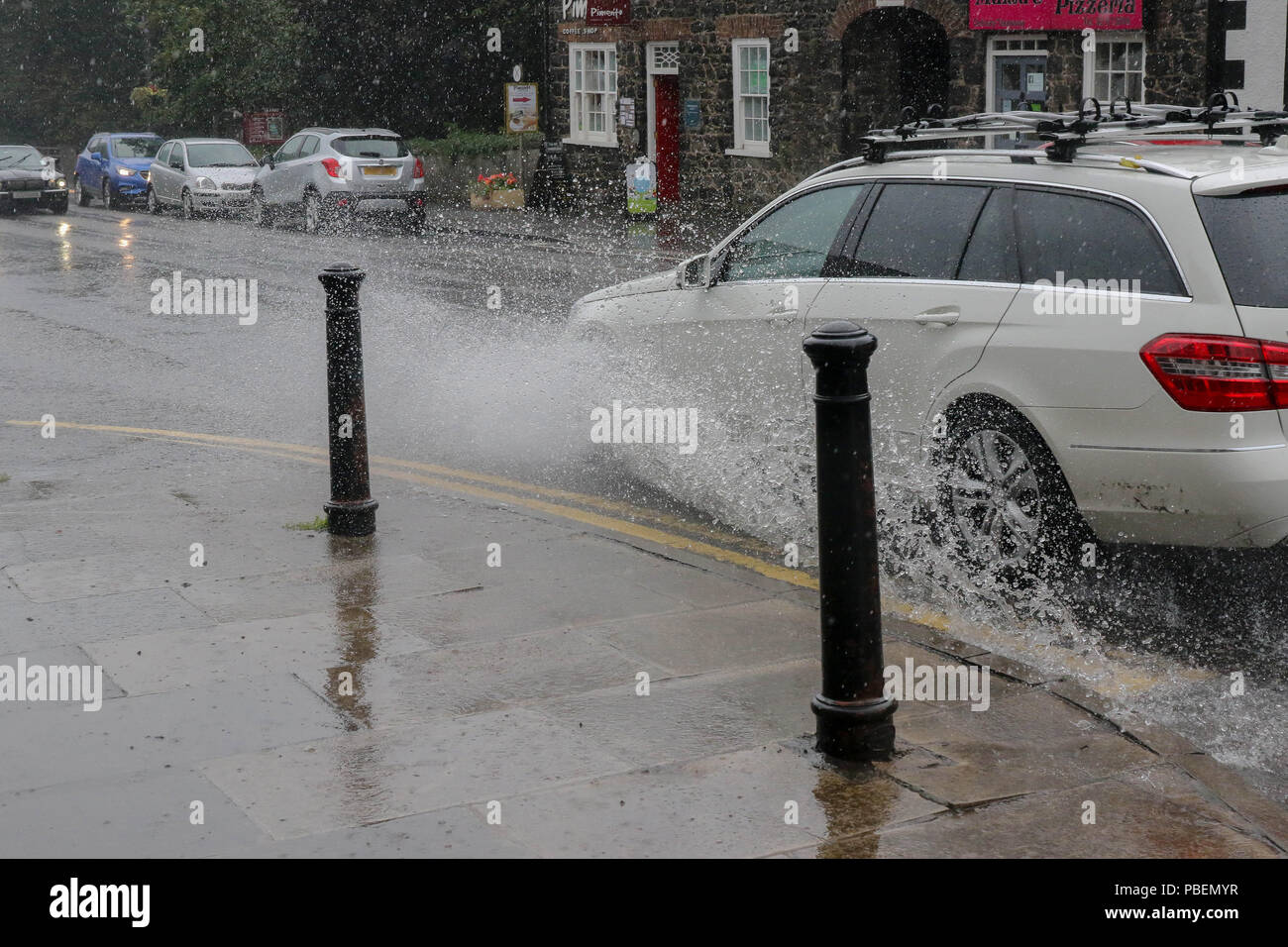 Moira, County Down, Irlanda del Nord. Il 28 luglio 2018. Regno Unito meteo - piogge torrenziali e tuoni in tutta Irlanda del Nord con un avviso di colore giallo per la pioggia nel luogo e alle 18.00, scarichi non sono stati in grado di far fronte con la pesante e prolungato in pioggia Moira. Credito: David Hunter/Alamy Live News. Foto Stock