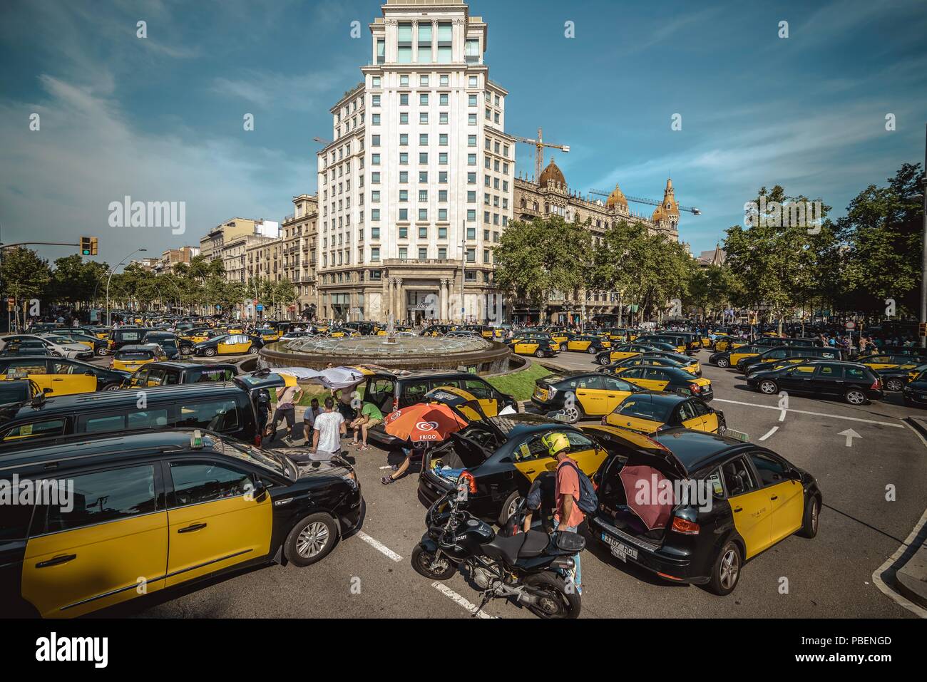 Barcellona, Spagna. 28 Luglio 2018: Taxi driver un blocco di giunzione nevralgici nel centro della città di Barcellona per protestare contro il crescente uso di ride-salutando i servizi che essi considerano una concorrenza sleale nel corso di un numero illimitato di sciopero. Credito: Matthias Oesterle/Alamy Live News Foto Stock
