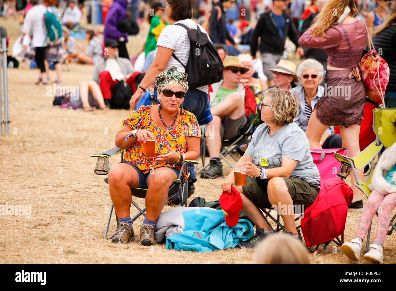 Wiltshire, Regno Unito. Il 28 luglio 2018. Meteo più fresco di portare le condizioni dello scambiatore di calore per il festival ma l'atmosfera di festa è il riscaldamento con le persone che si godono la eclettica musica dal vivo e ballo. Credito: Wayne Farrell/Alamy Live News Foto Stock