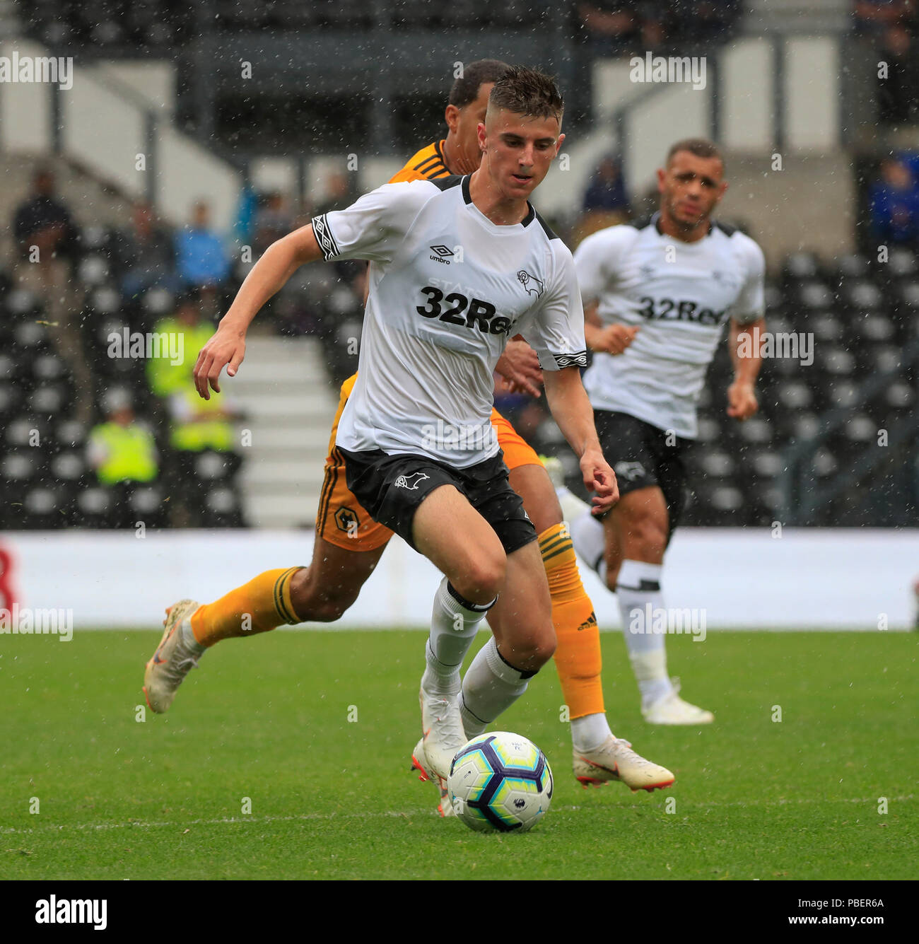 Derby, Regno Unito.Il 28 luglio 2018, Pride Park Stadium, Derby, Inghilterra; pre stagione amichevole di calcio, Derby County rispetto a Wolverhampton Wanderers; Mason Mount di Derby County si muove in avanti con la palla Credit: Azione Plus immagini di sport/Alamy Live News Foto Stock