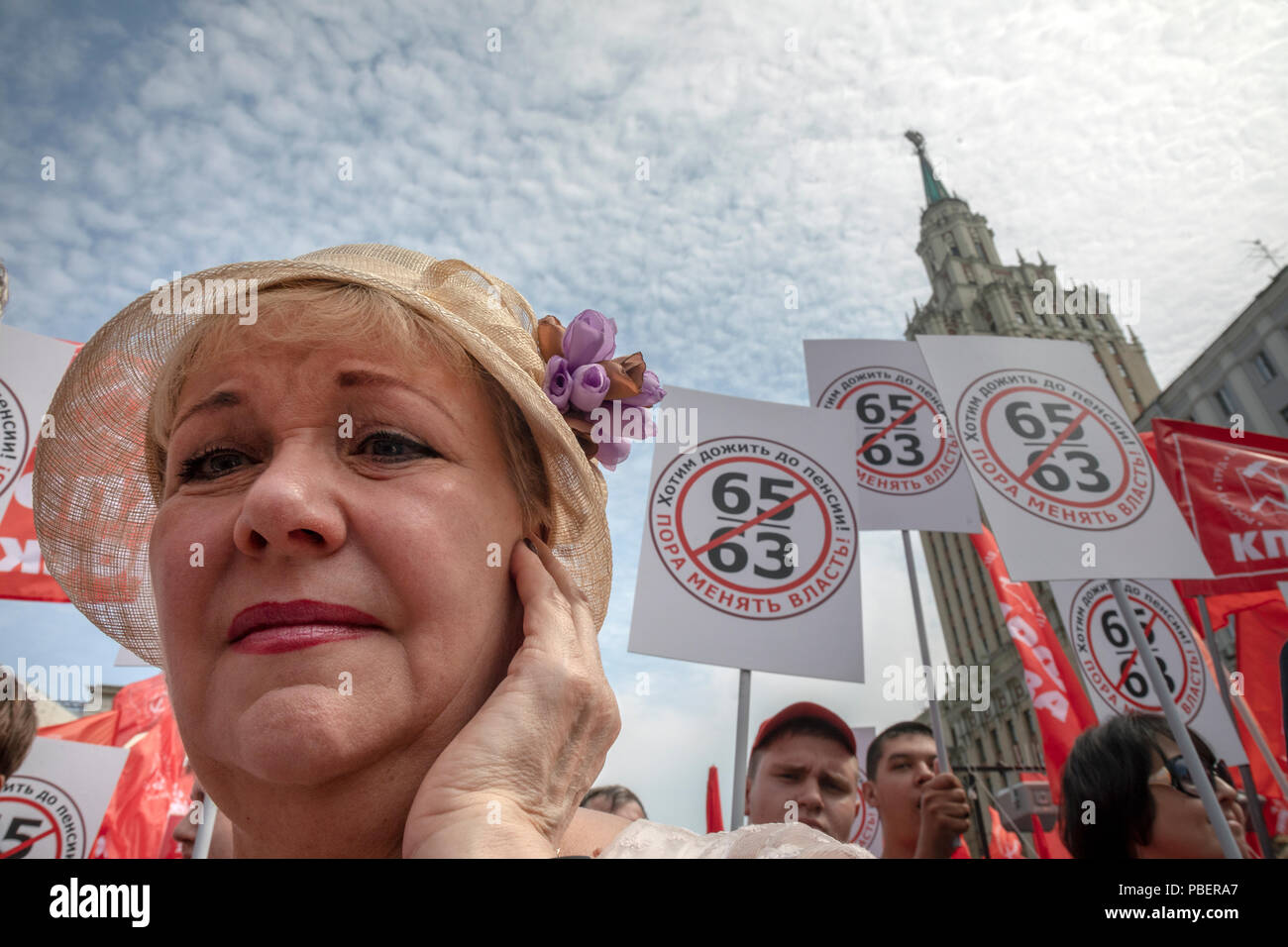 Mosca, Russia. 28th, luglio 2018. Sinistra russa rally movimenti contro il governo ha proposto una riforma escursionismo l'età pensionistica a Mosca. Il progetto di legge che chiede l'età pensionistica ad essere gradualmente aumentata a 63 per le donne e 65 per gli uomini, fino dalla corrente dell'epoca sovietica norme di 55 per le donne e 60 uomini di credito: Nikolay Vinokurov/Alamy Live News Foto Stock