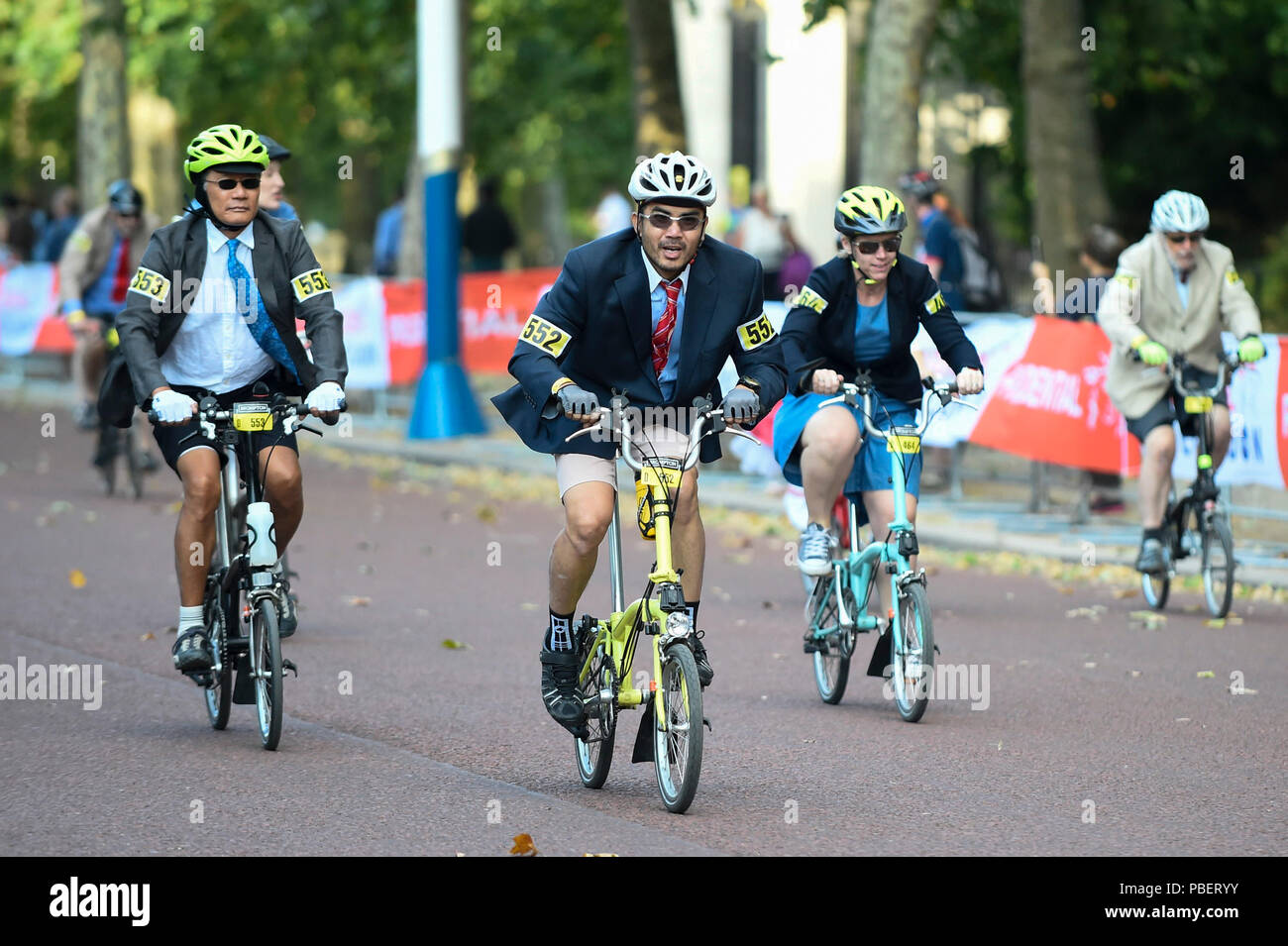 Londra, Regno Unito. Il 28 luglio 2018. La gente a prendere parte nel XIII Brompton World Championship finale, parte di Prudential RideLondon, equitazione a 1.3km circuito intorno al St James Park. (Solo uso editoriale) Credito: Stephen Chung / Alamy Live News Foto Stock