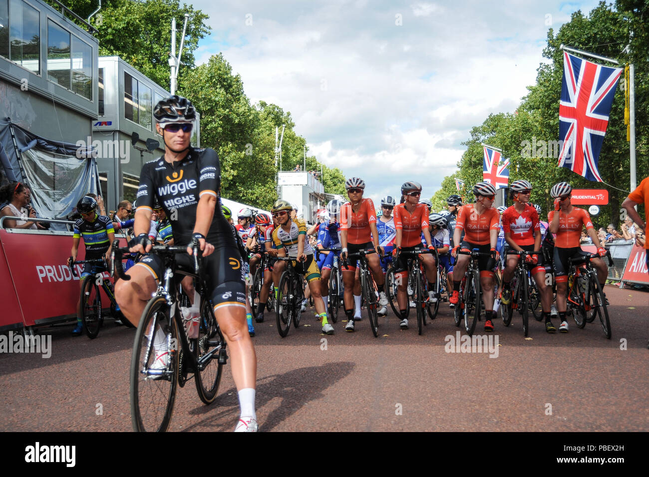 Il centro di Londra, Inghilterra, Regno Unito. Il 28 luglio 2018. Prudential RideLondon Classique. Kristen Selvaggio, muoversi ad alta5, linee fino sul Mall in anticipo della Pro WomenÕs Criterium, il più ricco womenÕs un giorno di gara nel ciclismo professionale e parte di Prudential RideLondon Festival di fine settimana in bicicletta. @ David Partridge / Alamy Live News Foto Stock