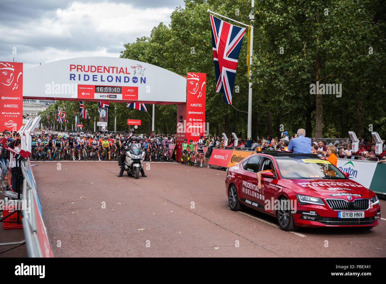 Londra, Regno Unito. 28 Luglio, 2018. Donne Elite riders preparare per competere nel Prudential RideLondon Classique, le donne più ricche di un intera giornata di gara nel ciclismo. La gara è parte del UCI donna World Tour e offre agli spettatori la possibilità di vedere i migliori del mondo femminile squadre di ciclismo alle prese su dodici giri di un 5.4km chiuso il circuito di avviamento e di finitura su Mall. Credito: Mark Kerrison/Alamy Live News Foto Stock