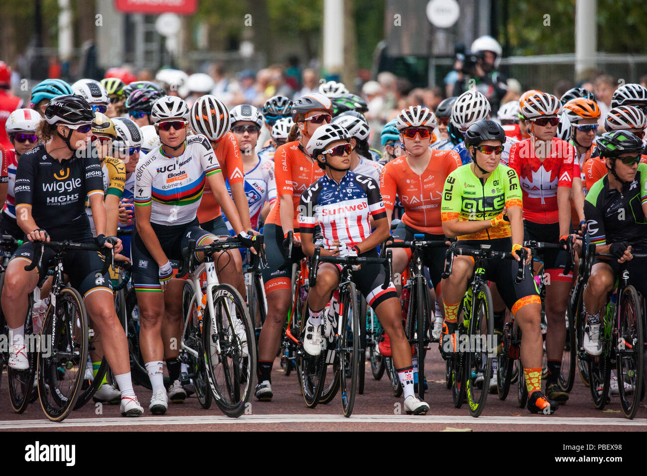 Londra, Regno Unito. 28 Luglio, 2018. Donne Elite riders, incluso eventuale gara vincitore Kirsten Wild (l) di muoversi ad alta5 team, prepararsi a competere nel Prudential RideLondon Classique, le donne più ricche di un intera giornata di gara nel ciclismo. La gara è parte del UCI donna World Tour e offre agli spettatori la possibilità di vedere i migliori del mondo femminile squadre di ciclismo alle prese su dodici giri di un 5.4km chiuso il circuito di avviamento e di finitura su Mall. Credito: Mark Kerrison/Alamy Live News Foto Stock