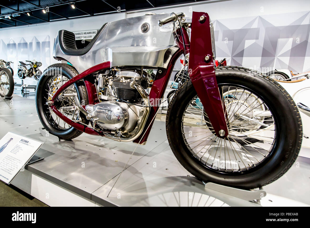 Los Angeles, California, USA. 28 Luglio, 2018. "Beezerker' progettato e costruito da velocità Shop Design di Boston, Massachusetts, viene visualizzato come parte del 'Custom Revolution' presentano al Petersen Automotive Museum. La mostra raccoglie le opere dei più influenti e alternative di costruttori di moto degli ultimi dieci anni in un unico luogo per la prima volta in assoluto. Credito: Brian Cahn/ZUMA filo/Alamy Live News Foto Stock