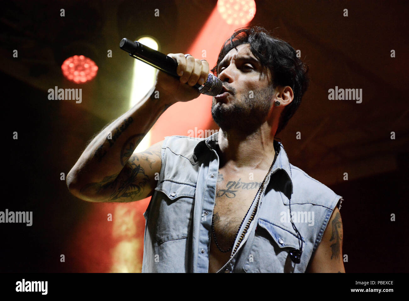 Napoli, Italia. 28 Luglio, 2018. Il cantante italiano-cantautore Fabrizio Moro, ultimo vincitore del Festival di Sanremo 2018, suonare dal vivo sul palco di Arenile di Bagnoli in Italia a Napoli per il suo concerto " Tour 2018". Credito: Mariano Montella/Alamy Live News Foto Stock