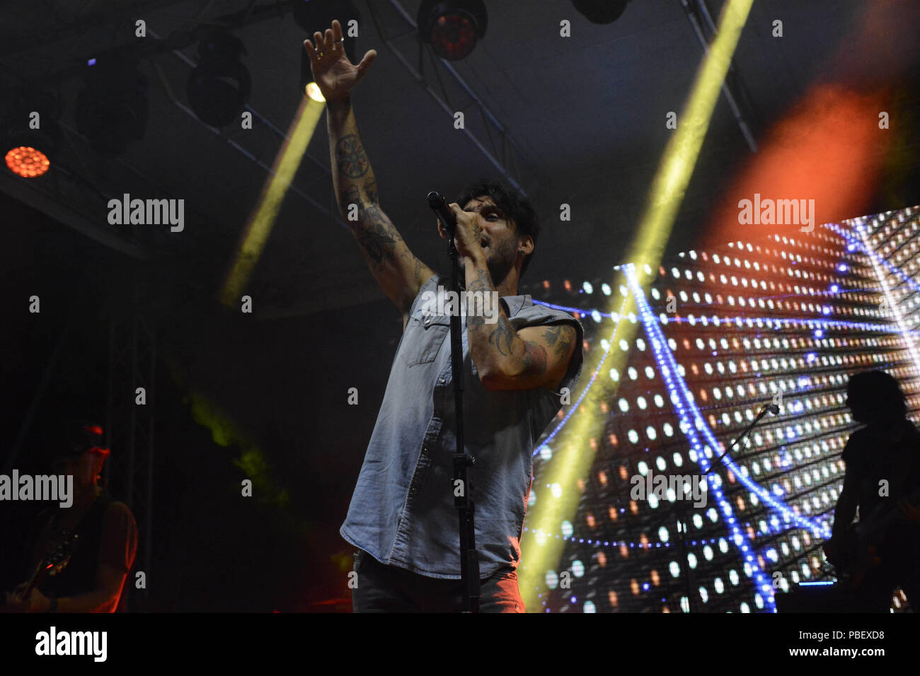 Napoli, Italia. 28 Luglio, 2018. Il cantante italiano-cantautore Fabrizio Moro, ultimo vincitore del Festival di Sanremo 2018, suonare dal vivo sul palco di Arenile di Bagnoli in Italia a Napoli per il suo concerto " Tour 2018". Credito: Mariano Montella/Alamy Live News Foto Stock