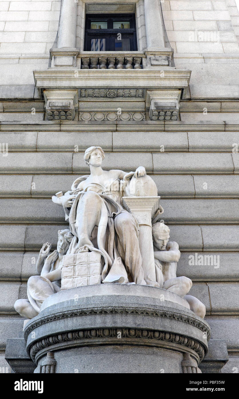 Sculture allegoriche commercio, da Daniel Chester French, abutts la facciata frontale del Howard M. Metzenbaum noi Courthouse in Cleveland, Ohio. Foto Stock