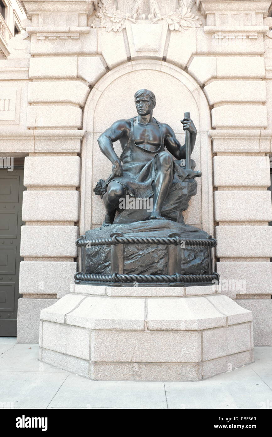 "L'energia in riposo' da Henry Hering al di fuori il Superiore Avenue entrate per la Federal Reserve Bank di Cleveland nel centro cittadino di Cleveland, Ohio. Foto Stock