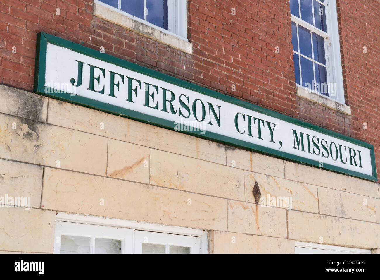 Città di Jefferson, Missouri segno presso la storica stazione ferroviaria Foto Stock