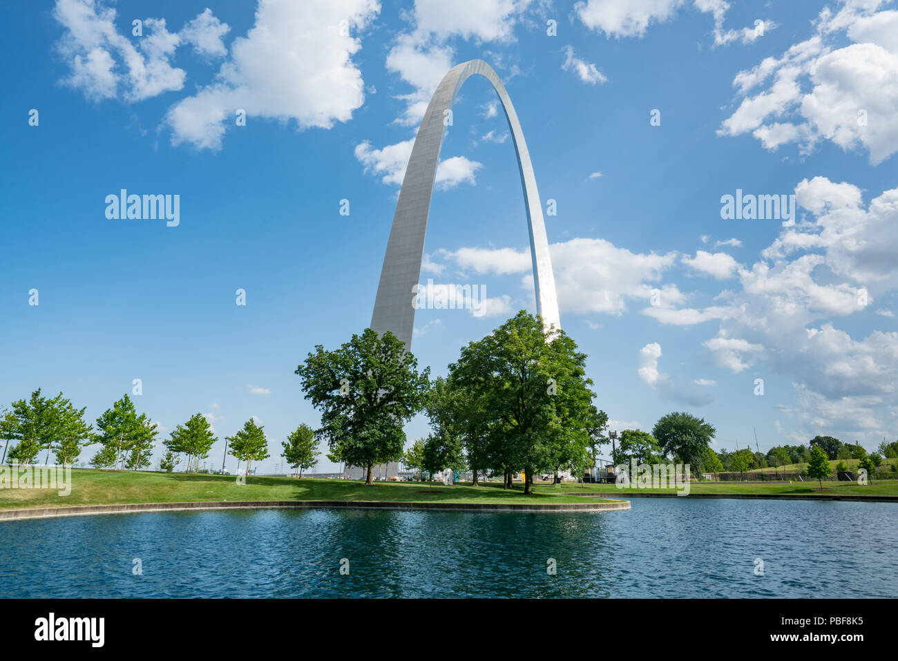St Louis Gateway Arch nel Missouri lungo il laghetto Foto Stock