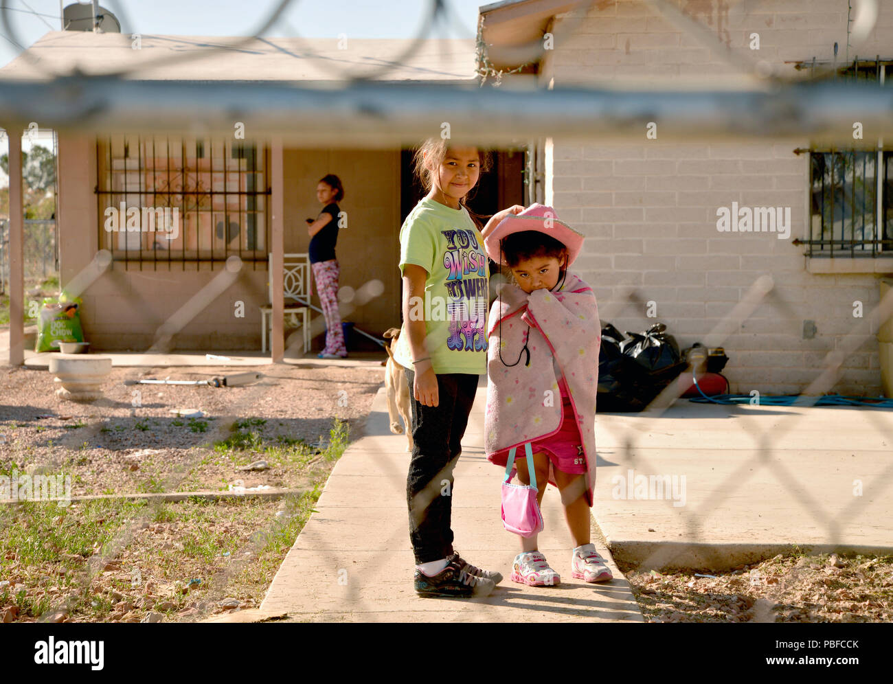 Senida Santagio, 9, (sinistra) e sua sorella, Makayla, 3, posare per un ritratto prima di iniziare il Tucson Rodeo Parade, il più lungo non motorizzate par Foto Stock