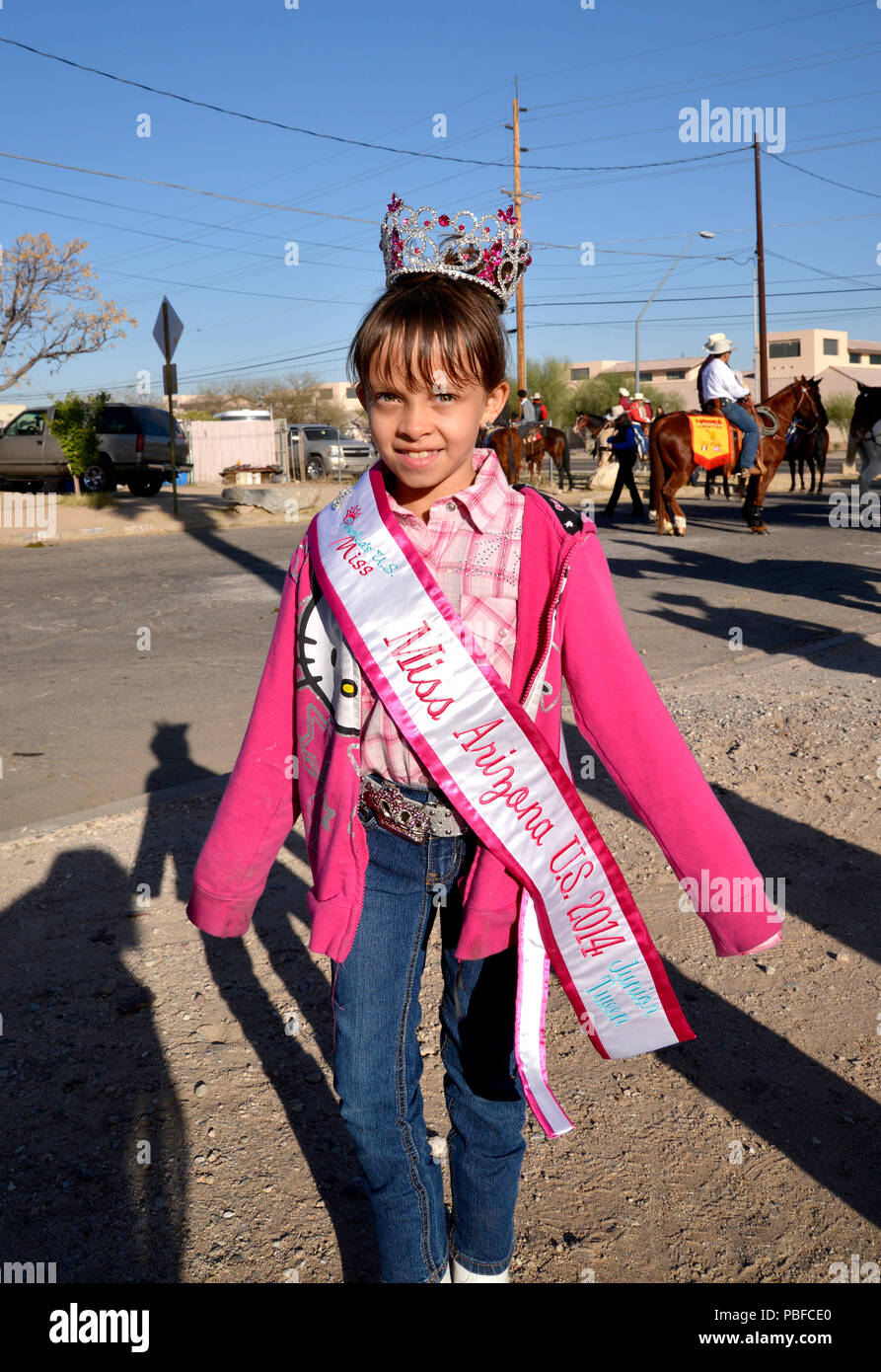Gabriela Bustillos, 9, Miss Arizona nella Junior Tween Divisione, colpisce una posa prima di unire il Tucson Rodeo Parade, il più lungo non motorizzate par Foto Stock