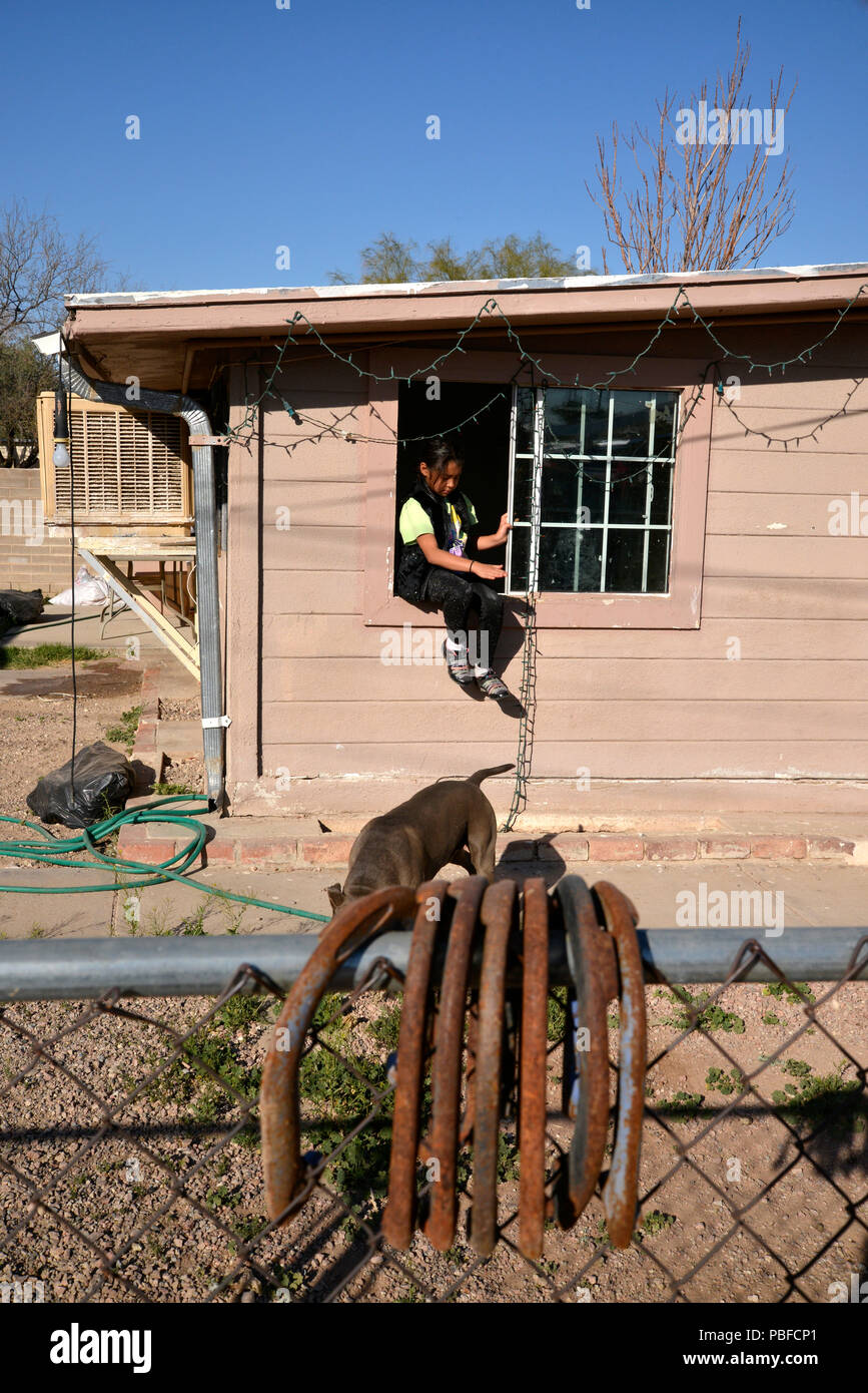 Senida Santagio, 9, orologi dal suo southside home i partecipanti a prepararsi per la partenza di Tucson Rodeo Parade, il più lungo non motorizzato in parata Foto Stock