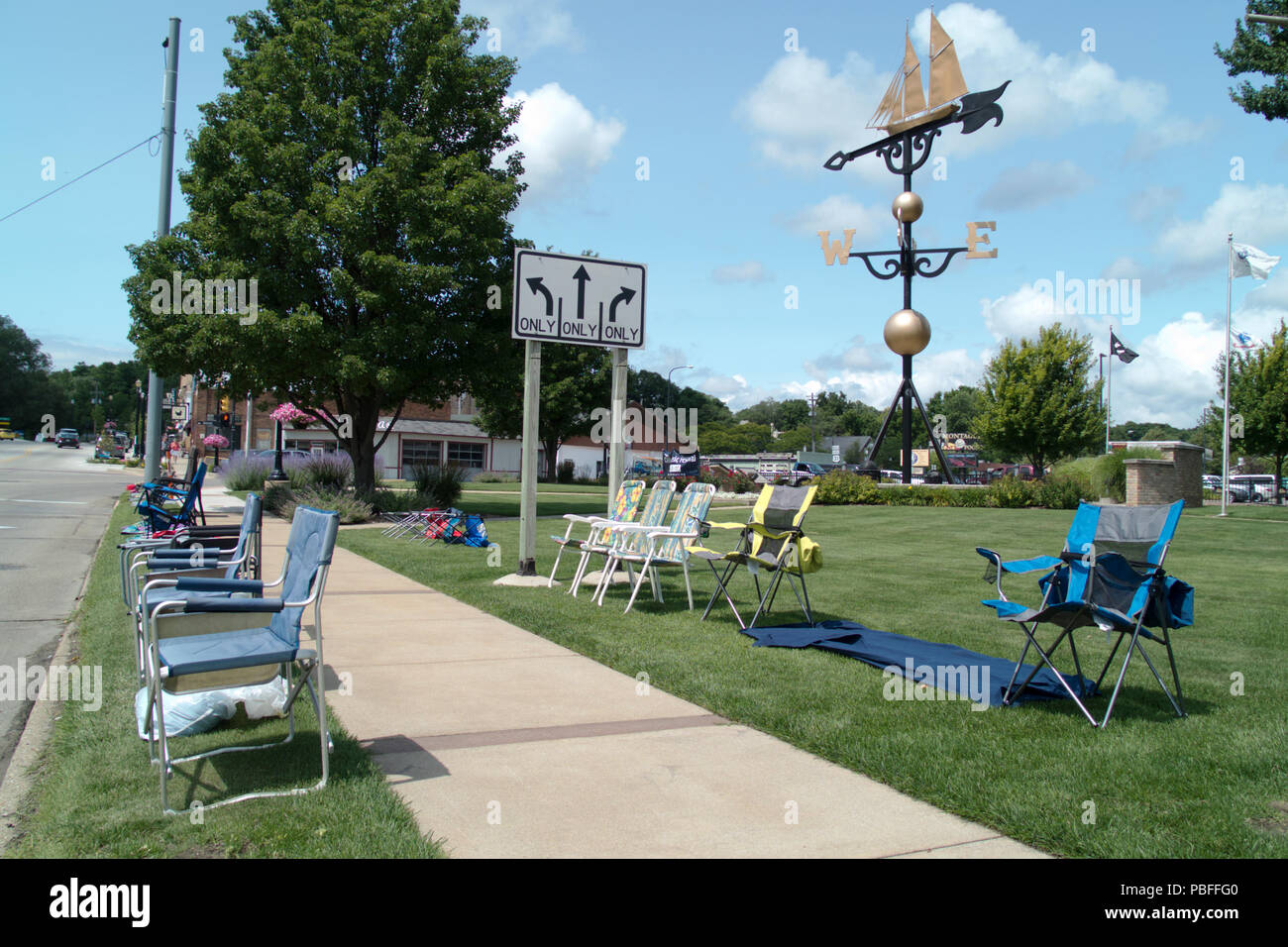 Le sedie disposte lungo il percorso per il 2018 Cruz-In annuale parata di antichi e vintage vechicles attraverso Montague, Michigan. Foto Stock