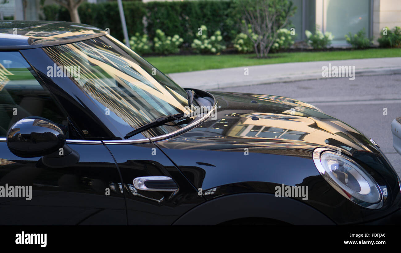 Auto parcheggiata di fronte 500 Sherbourne Condominio nel centro cittadino di Toronto. Foto Stock