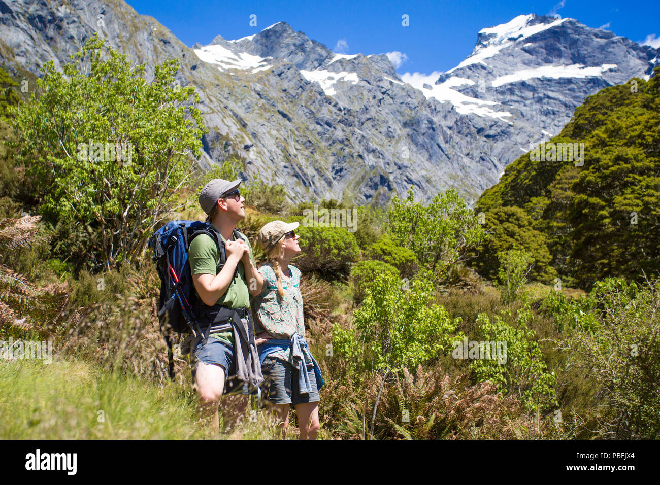 Nuova Zelanda aka Aotearoa, Isola del Sud, Mt Aspiring National Park, Siberia, giovane escursionismo, mountain ammirando le vedute sulla valle. Modello rilasciato. Foto Stock