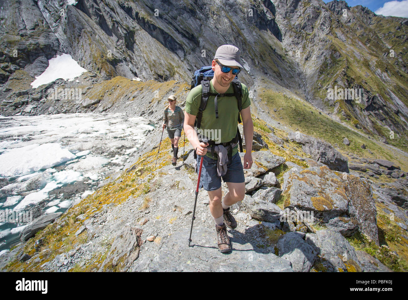 Nuova Zelanda aka Aotearoa, Isola del Sud, Mt Aspiring National Park, Siberia, Lago crogiolo, giovane camminando lungo la dorsale, panoramico con vista sulle Alpi Foto Stock