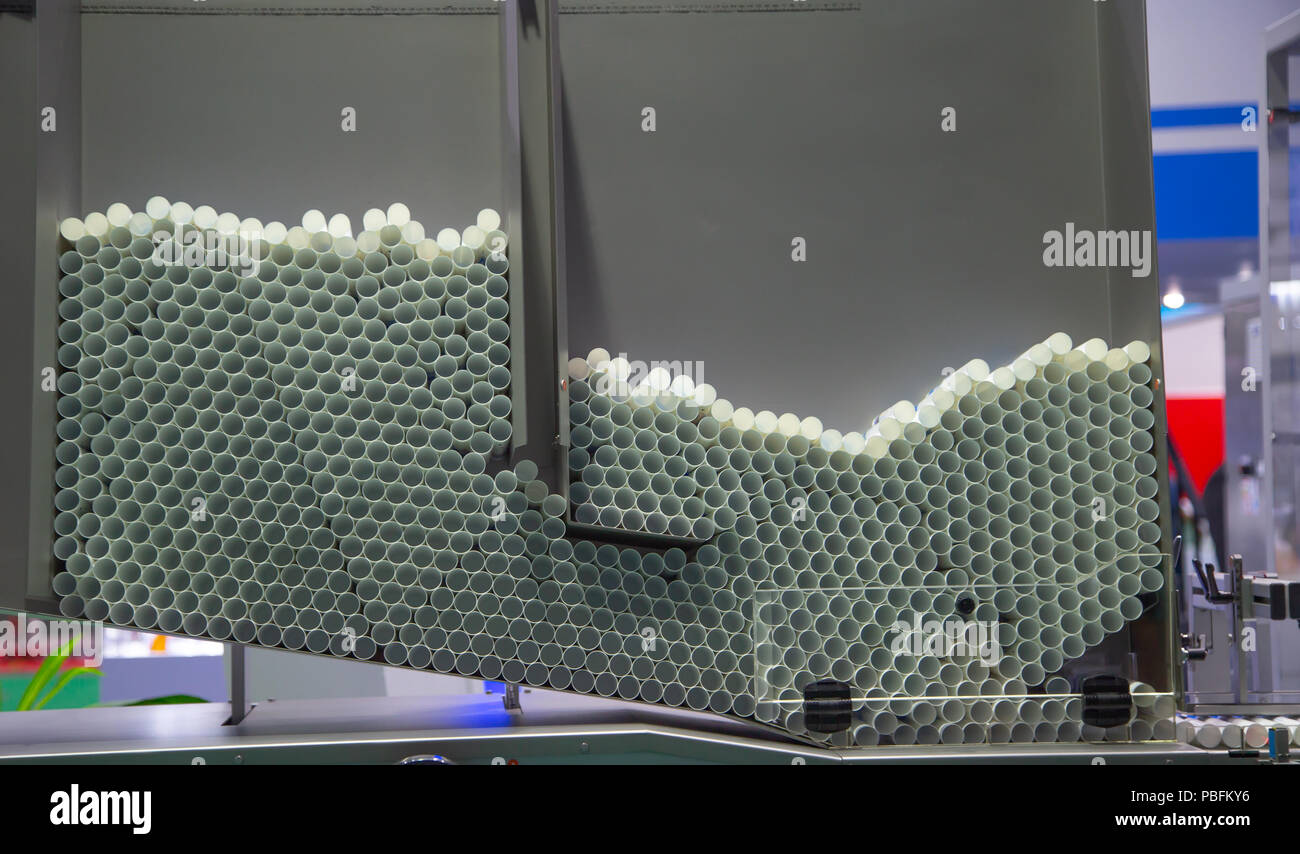Linea di produzione di tubi in materiale plastico il riempimento e la sigillatura di macchina Foto Stock