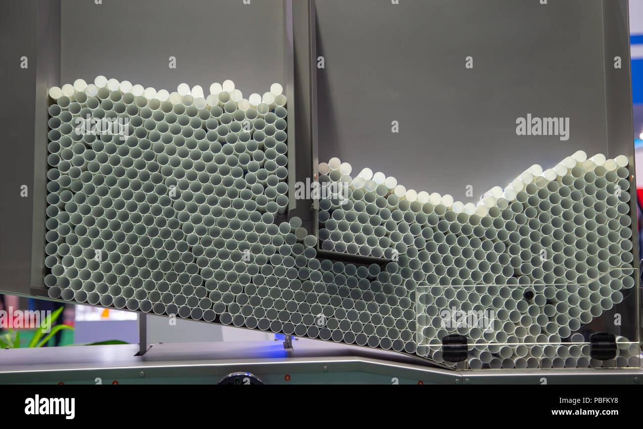 Linea di produzione di tubi in materiale plastico il riempimento e la sigillatura di macchina Foto Stock