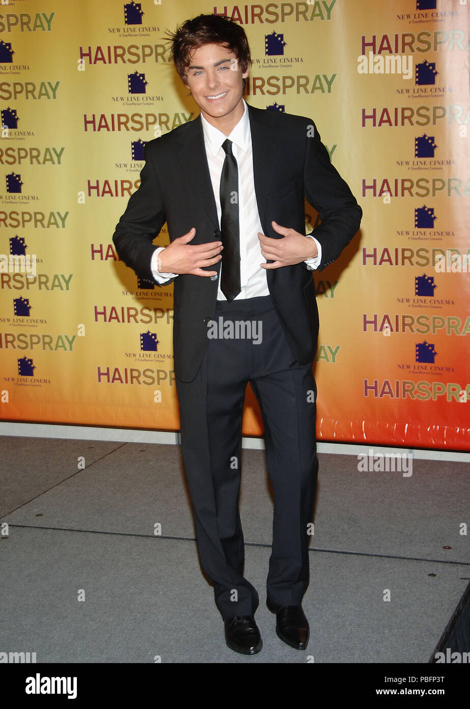 Zac Effron all'hairspray premere Chiama a SHOWEST a Las Vegas. Contatto visivo full lenght sorriso EffronZac014 Red Carpet Event, verticale, STATI UNITI D'AMERICA, industria cinematografica, celebrità, fotografia, Bestof, arte cultura e intrattenimento, Topix celebrità moda / Verticale, meglio di, evento nella vita di Hollywood - California, moquette rossa e dietro le quinte, USA, industria cinematografica, celebrità, movie celebrità, personaggi televisivi, musica celebrità, fotografia, Bestof, arte cultura e intrattenimento, Topix, verticale, una persona, dall'anno , 2007, inchiesta tsuni@Gamma-USA.com moda - a piena lunghezza Foto Stock