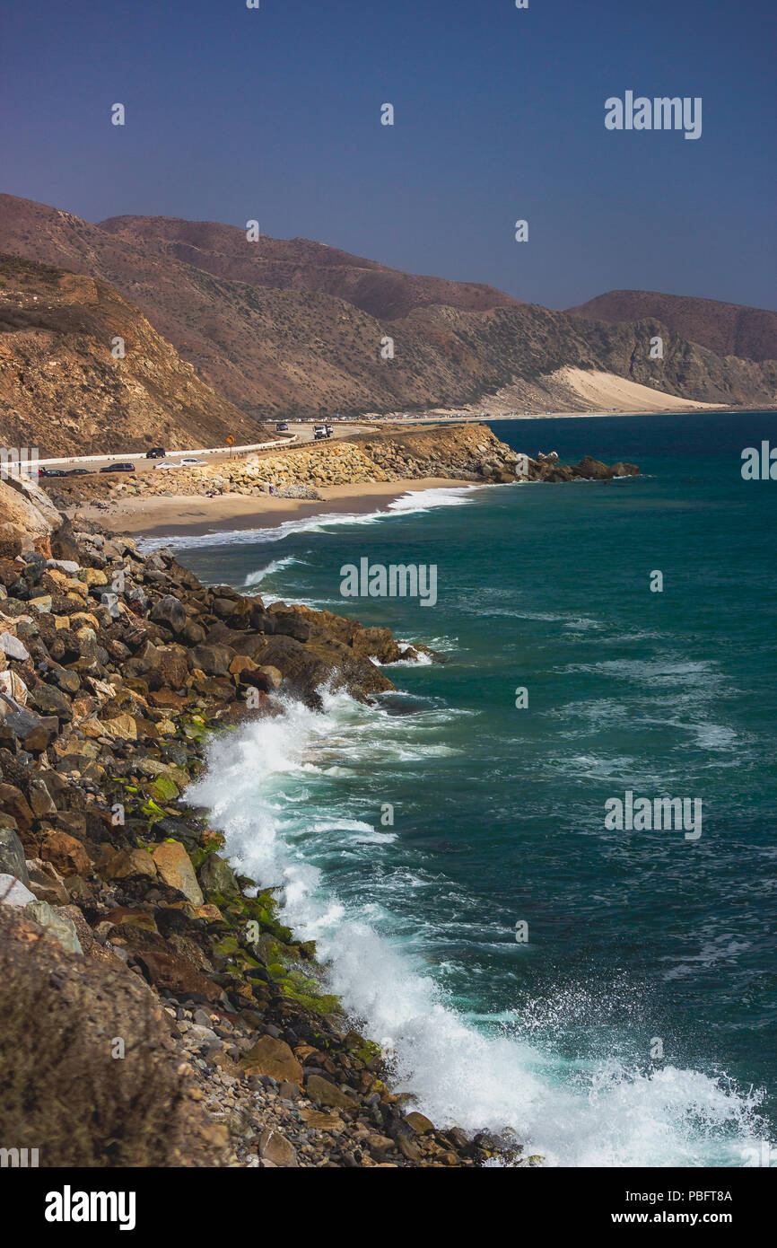 Vista iconica della Pacific Coast Highway avvolgimento della costa della California meridionale con il Santa Monica montagne su un lato della strada e del Pacifico o Foto Stock