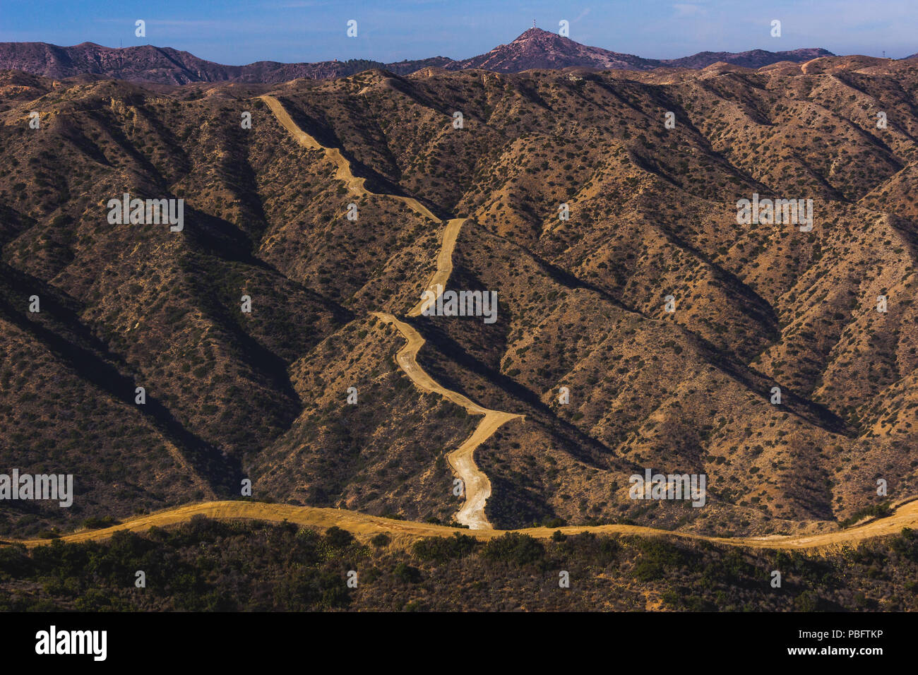 Robusto diversi sentieri per escursioni in alta montagna creste di Catalina Island, California Foto Stock