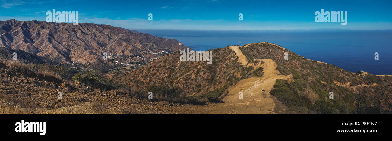 Splendido panorama di un sentiero che si snoda lungo un crinale montuoso con l'oceano sullo sfondo, Isola di Santa Catalina, California Foto Stock