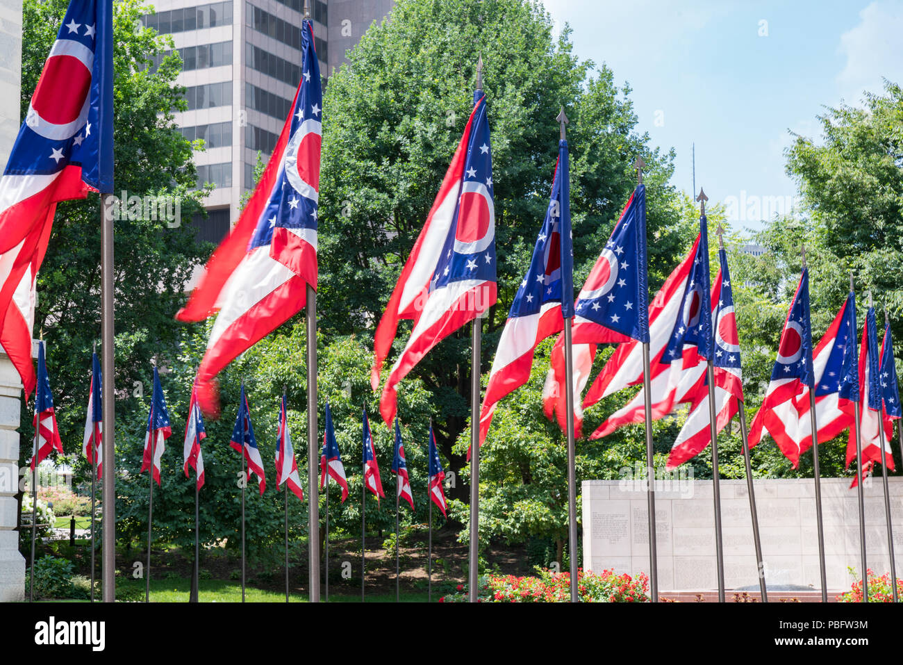Ohio State bandiere del capitale di stato in piazza del Campidoglio a Columbus, Ohio Foto Stock