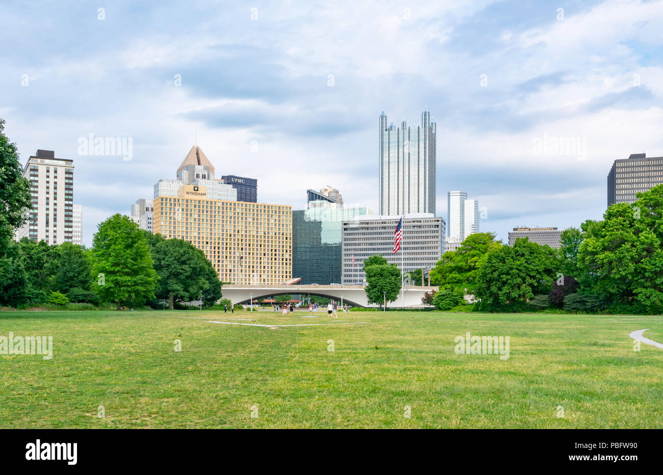 PITTSBURGH, PA - Giugno 16, 2018: Pittsburgh, Pennsylvania skyline da Fort Pitt a Point State Park. Foto Stock