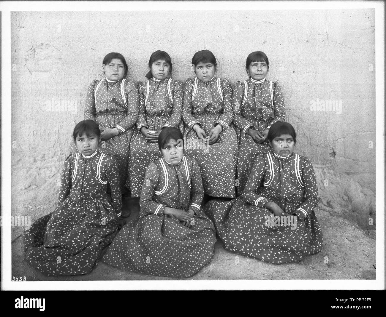 . Inglese: piccolo gruppo di Yuma Indian ragazze in posa presso il governo indiano a scuola Yuma, ca.1900 fotografia di un gruppo di 7 Yuma ragazze indiano che pongono di fronte a un muro di adobe presso il governo indiano a scuola Yuma, ca.1900. Quattro stare dietro a tre seduti. Tutti indossano abiti dello stesso design -- una stampa punteggiata. Chiamare il numero: CHS-3538 Fotografo: Pierce, C.C. (Charles C.), 1861-1946 Filename: CHS copertura-3538 data: circa 1900 parte della collezione: California Historical Society raccolta, 1860-1960 Formato: lastra di vetro negativi tipo: immagini oggetto geografico (città o luogo abitato): Foto Stock