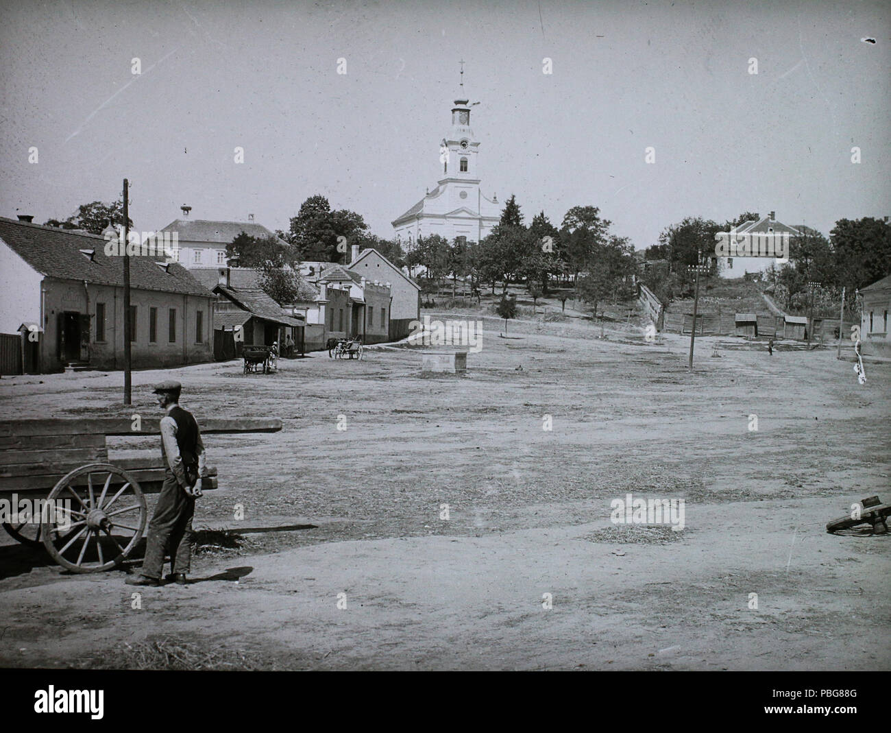 1593 Szemben un katolikus templom, balra un plébánia épülete. Fortepan 95148 Foto Stock