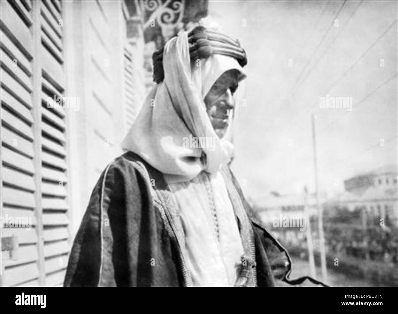 . Inglese: T. E. Lawrence in piedi sul balcone del Victoria Hotel in Damasco, ottobre 1918. Data sconosciuta 1595 T. E. Lawrence Victoria Hotel Balcony Damasco Ottobre 1918 Foto Stock